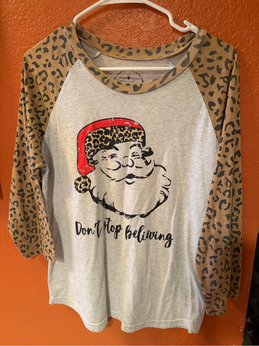Women Leopard Raglan Santa Graphic Tee - Red & Brown